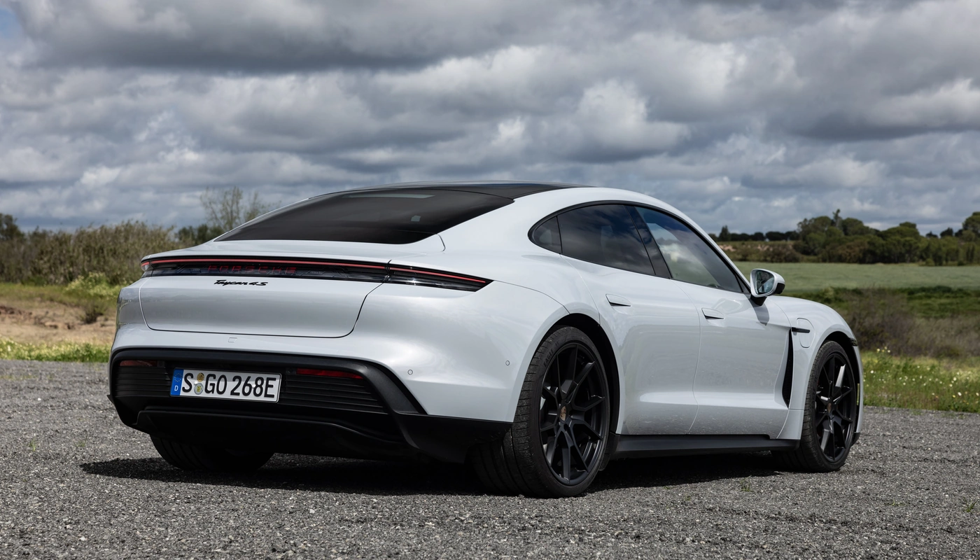 Porsche Taycan - Contexto Entorno Real Contexto Aparcado Exterior Trasera Izquierda