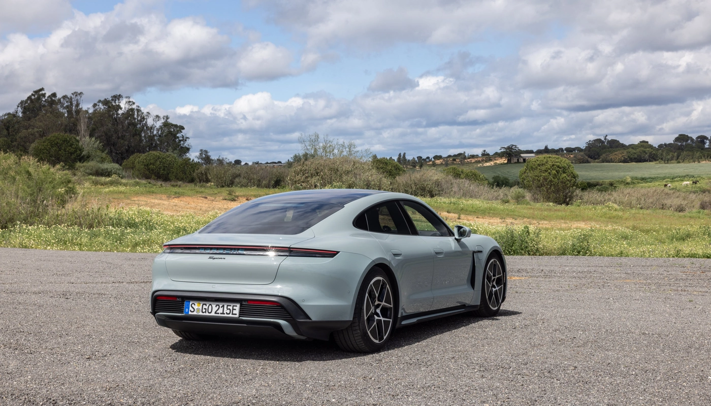 Porsche Taycan - Contexto Entorno Real Contexto Aparcado Exterior Trasera Izquierda