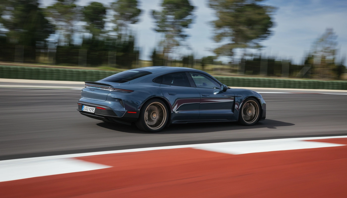 Porsche Taycan - Contexto Entorno Real Contexto Conduciendo Exterior Lateral Derecha