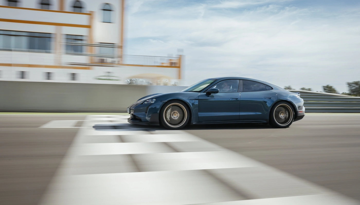 Porsche Taycan - Contexto Entorno Real Contexto Conduciendo Exterior Lateral Izquierda