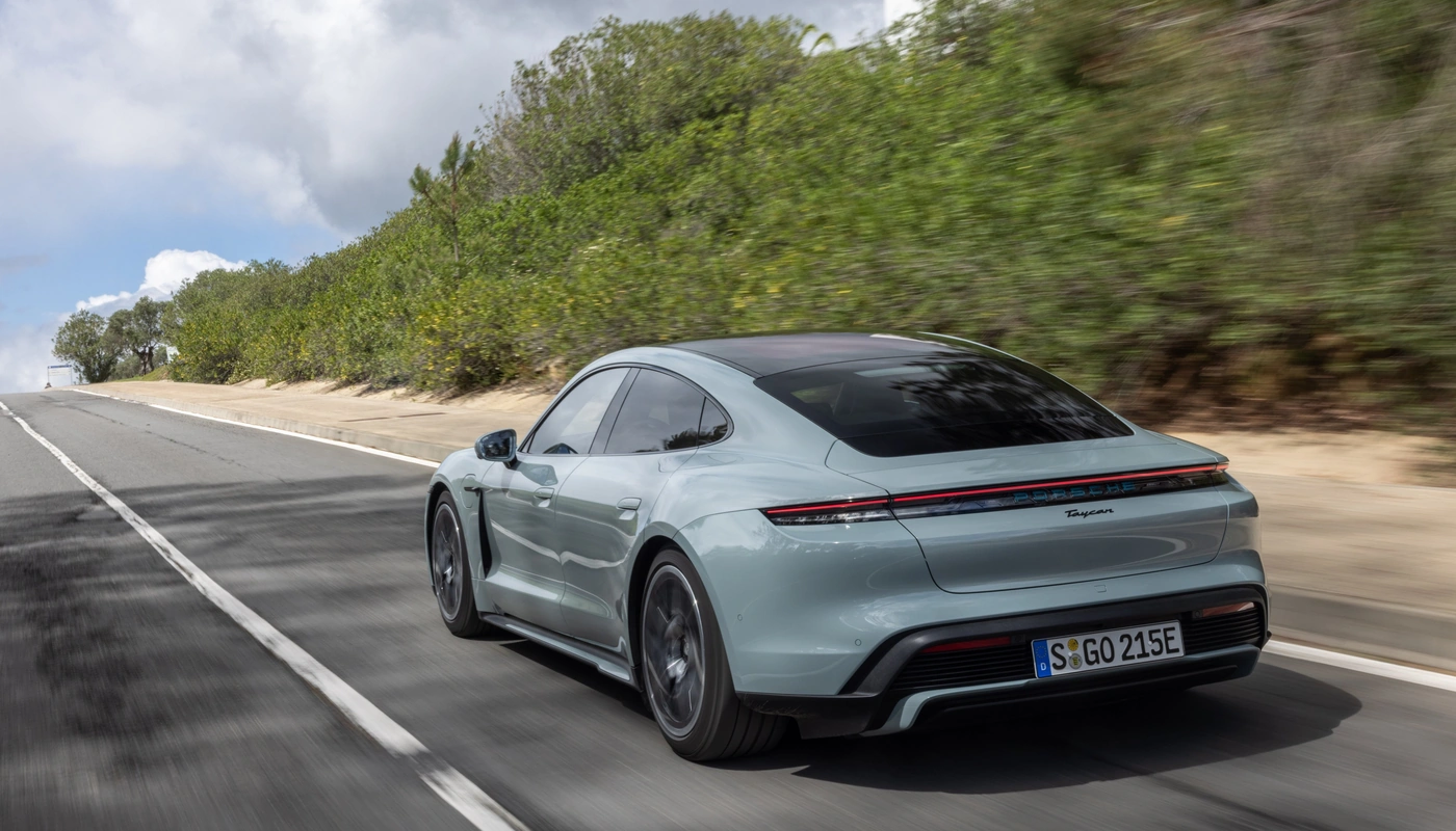 Porsche Taycan - Contexto Entorno Real Contexto Conduciendo Exterior Trasera Derecha