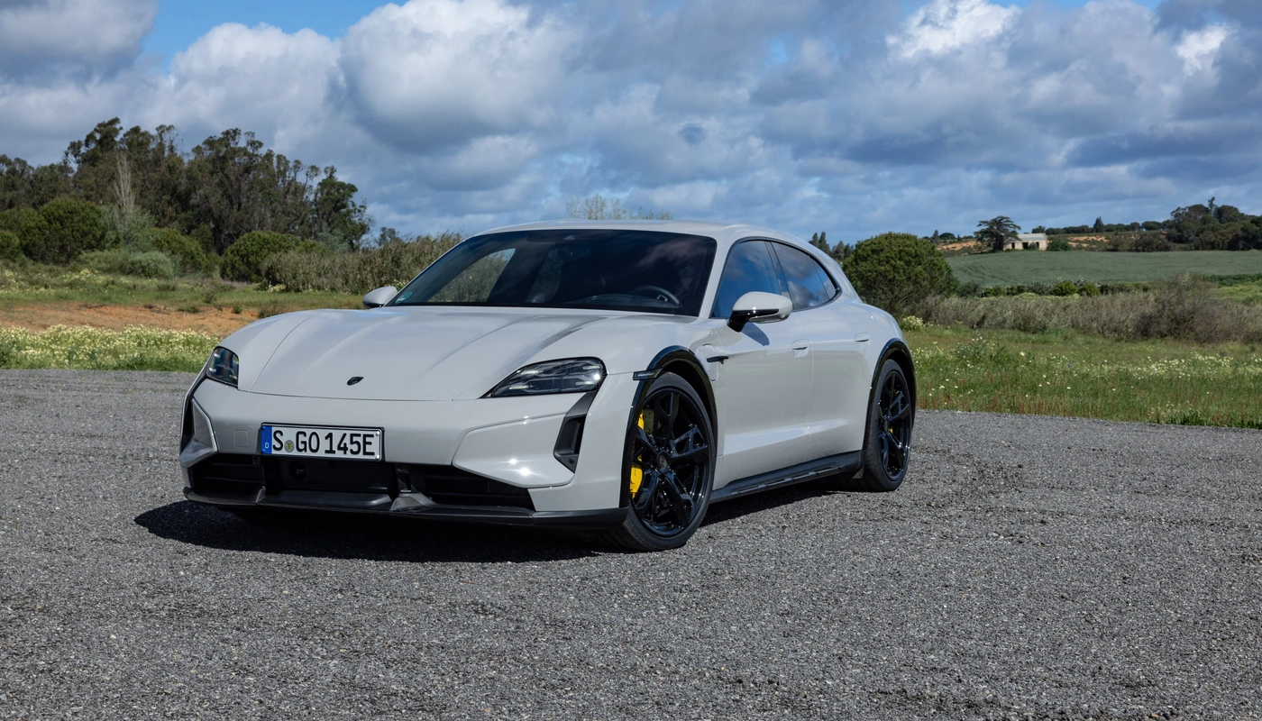 Porsche Taycan Cross Turismo - Contexto Entorno Real Contexto Aparcado Exterior Frontal Izquierda