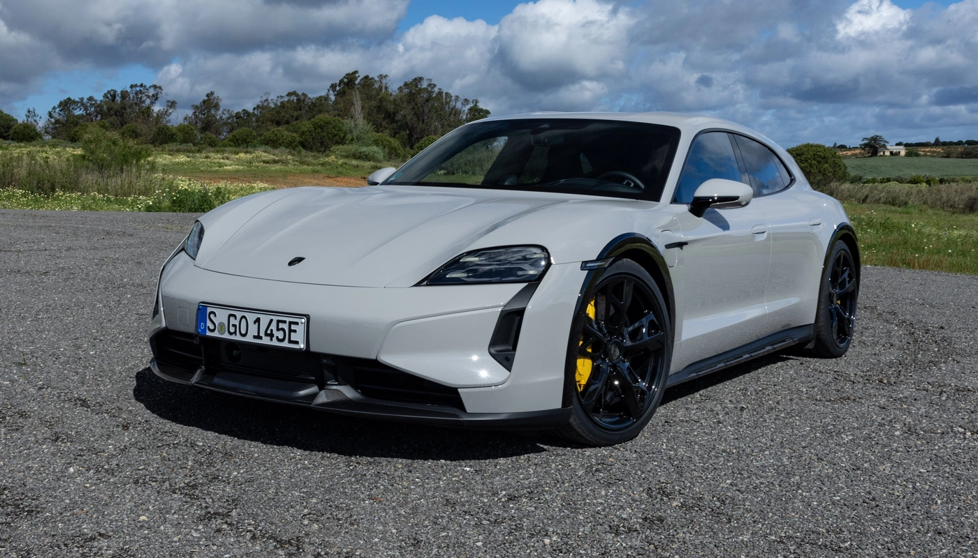 Porsche Taycan Cross Turismo - Contexto Entorno Real Contexto Aparcado Exterior Frontal Izquierda