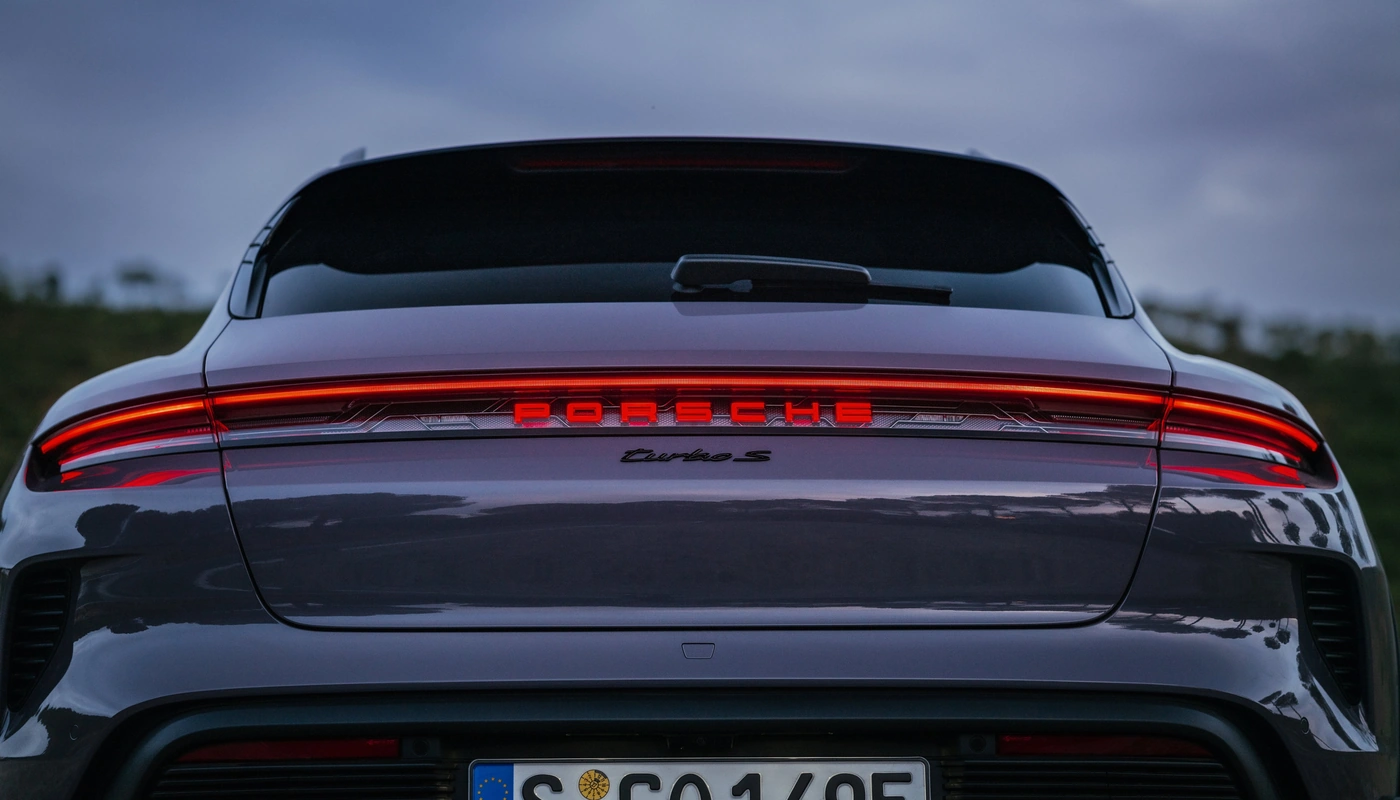 Porsche Taycan Cross Turismo - Contexto Entorno Real Contexto Aparcado Exterior Trasera Exterior Detalle