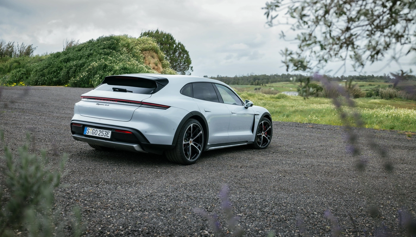 Porsche Taycan Cross Turismo - Contexto Entorno Real Contexto Aparcado Exterior Trasera Izquierda