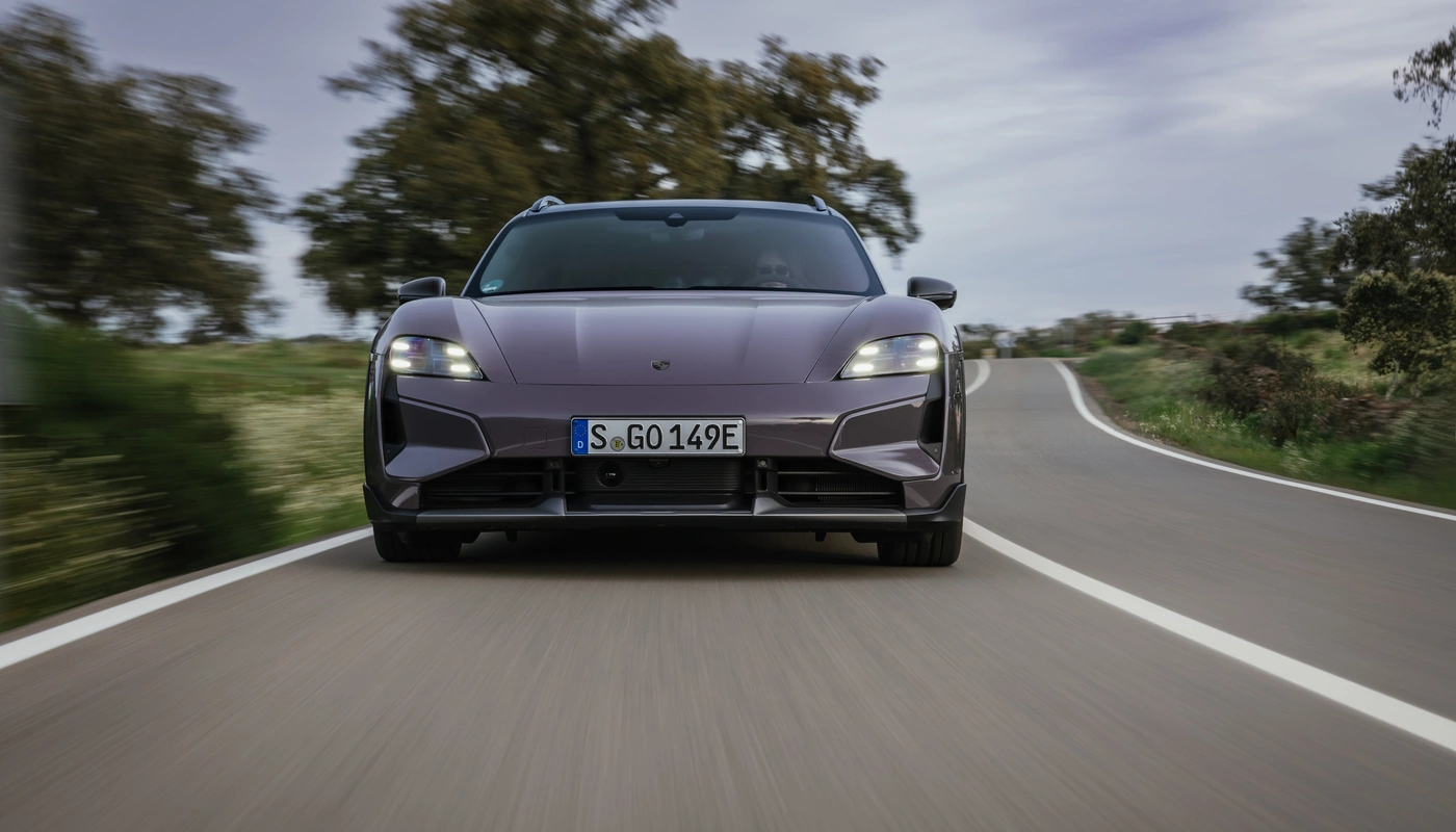 Porsche Taycan Cross Turismo - Contexto Entorno Real Contexto Conduciendo Exterior Frontal