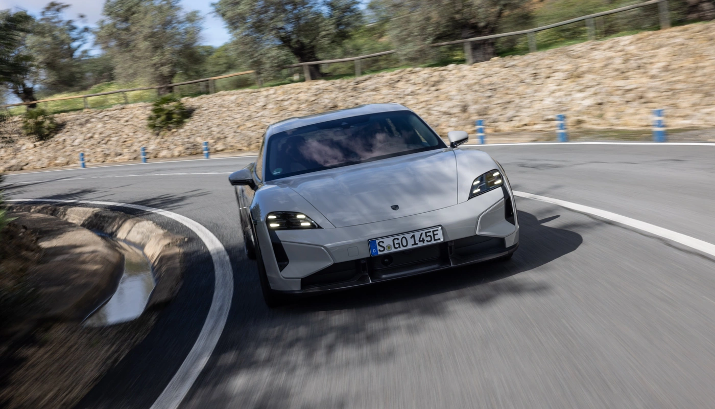 Porsche Taycan Cross Turismo - Contexto Entorno Real Contexto Conduciendo Exterior Frontal