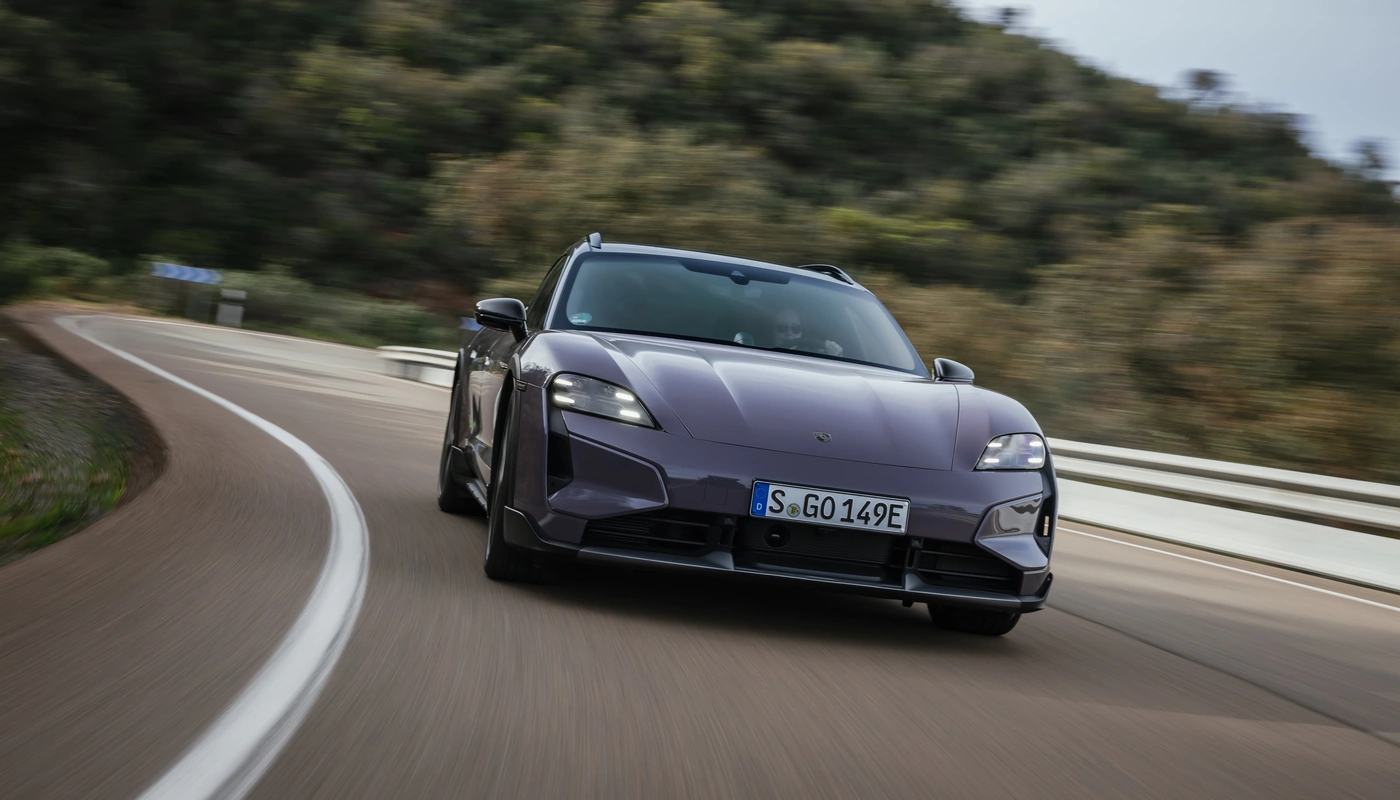 Porsche Taycan Cross Turismo - Contexto Entorno Real Contexto Conduciendo Exterior Frontal