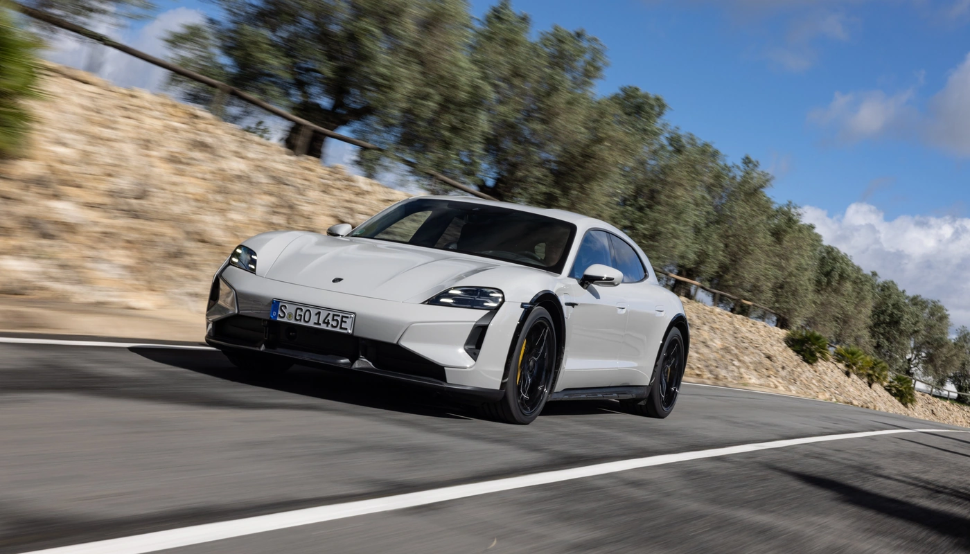 Porsche Taycan Cross Turismo - Contexto Entorno Real Contexto Conduciendo Exterior Frontal Izquierda