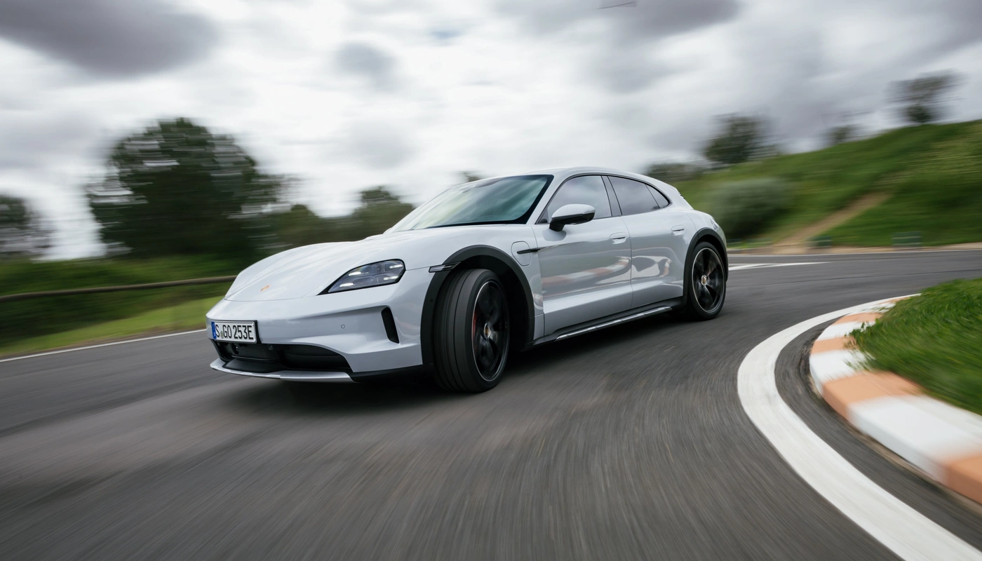 Porsche Taycan Cross Turismo - Contexto Entorno Real Contexto Conduciendo Exterior Frontal Izquierda