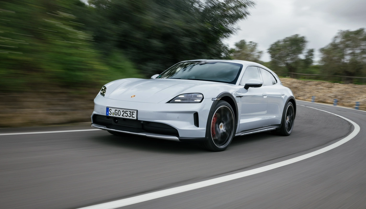 Porsche Taycan Cross Turismo - Contexto Entorno Real Contexto Conduciendo Exterior Frontal Izquierda