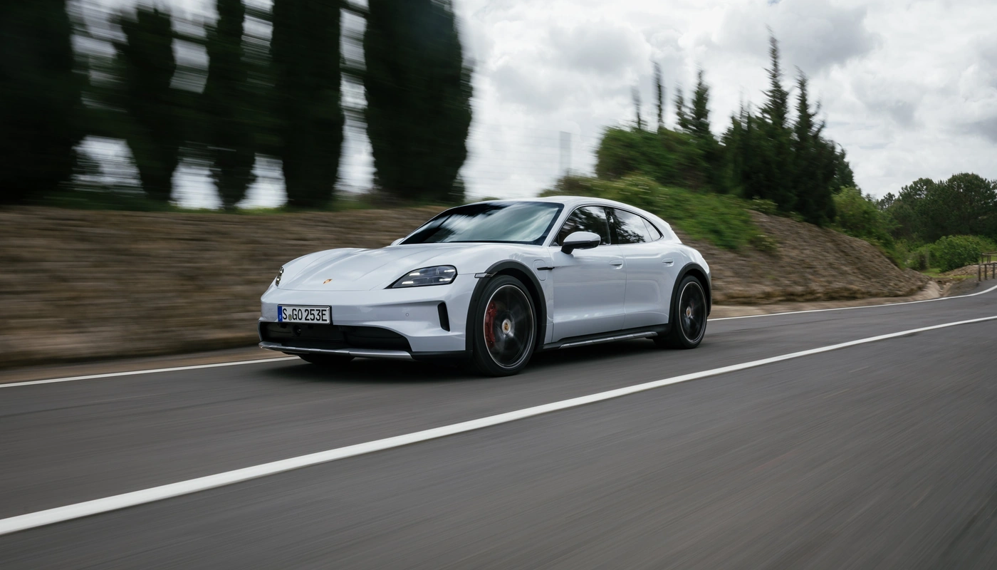 Porsche Taycan Cross Turismo - Contexto Entorno Real Contexto Conduciendo Exterior Frontal Izquierda