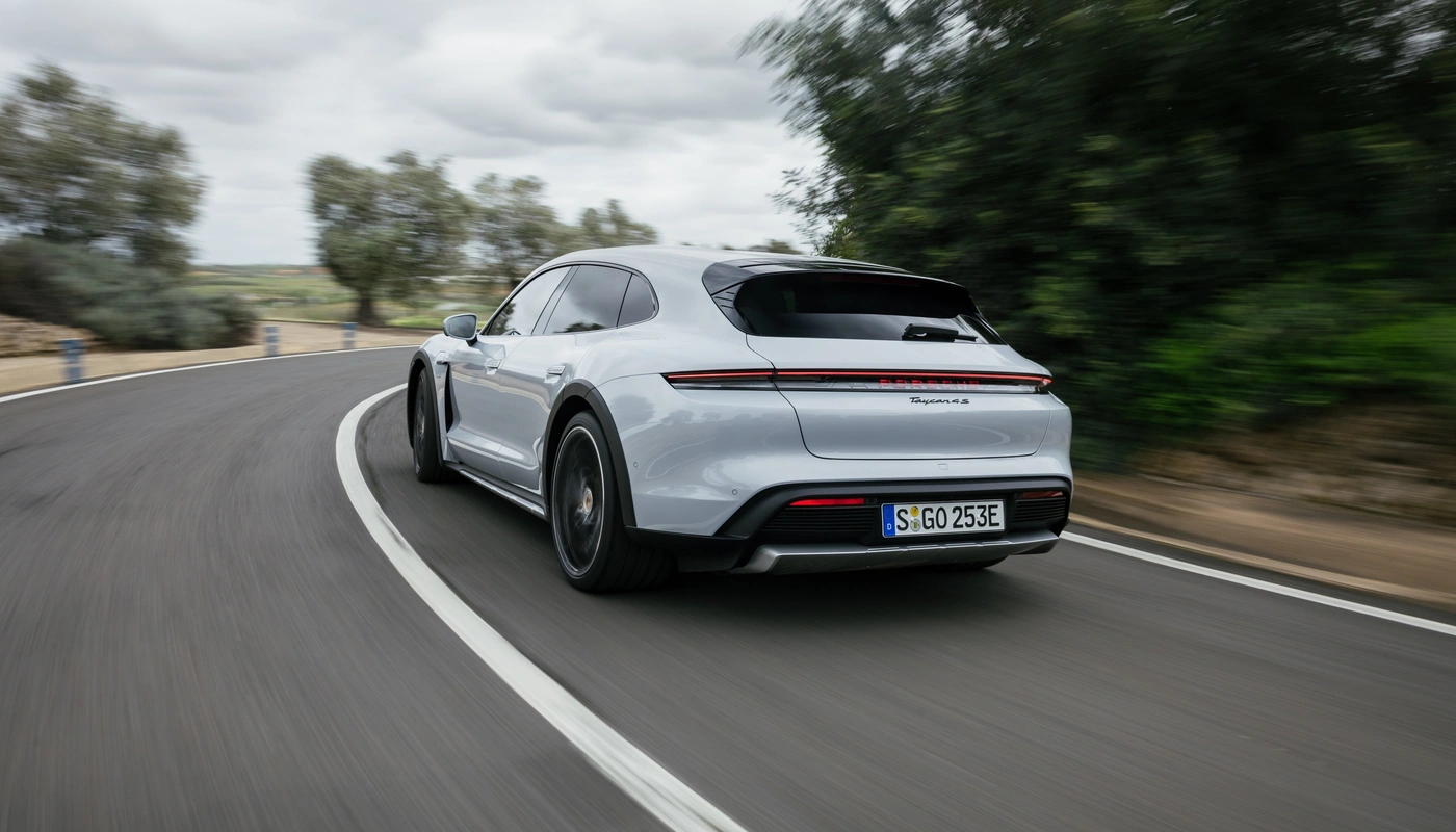 Porsche Taycan Cross Turismo - Contexto Entorno Real Contexto Conduciendo Exterior Trasera Derecha