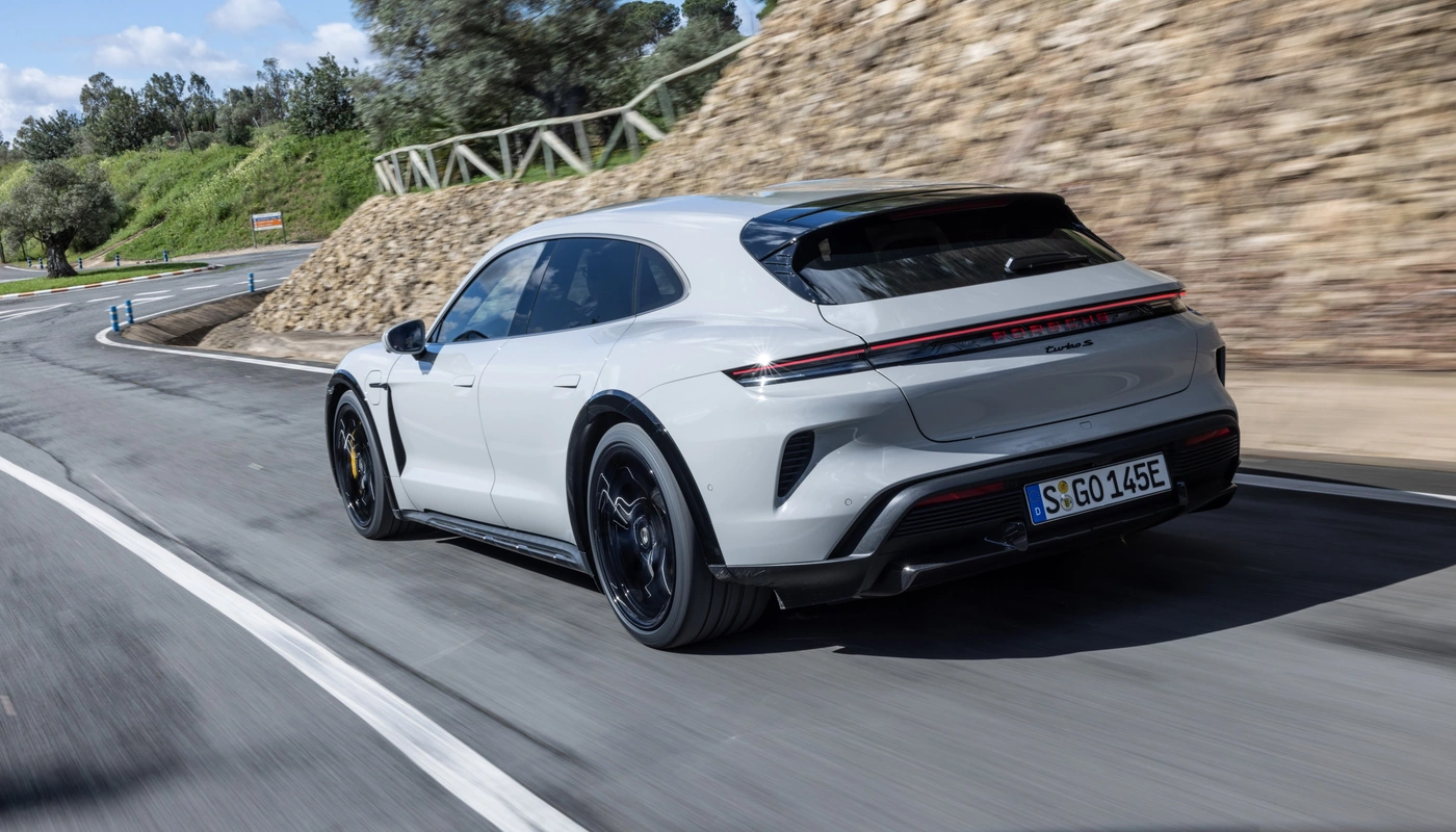 Porsche Taycan Cross Turismo - Contexto Entorno Real Contexto Conduciendo Exterior Trasera Derecha