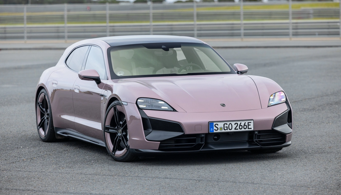 Porsche Taycan Sport Turismo - Contexto Entorno Real Contexto Aparcado Exterior Frontal Derecha