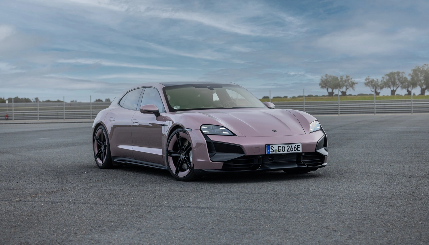 Porsche Taycan Sport Turismo - Contexto Entorno Real Contexto Aparcado Exterior Frontal Derecha