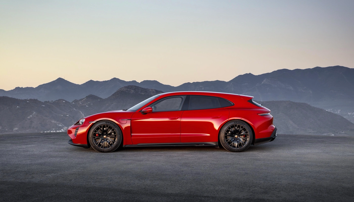 Porsche Taycan Sport Turismo - Contexto Entorno Real Contexto Aparcado Exterior Lateral Izquierda