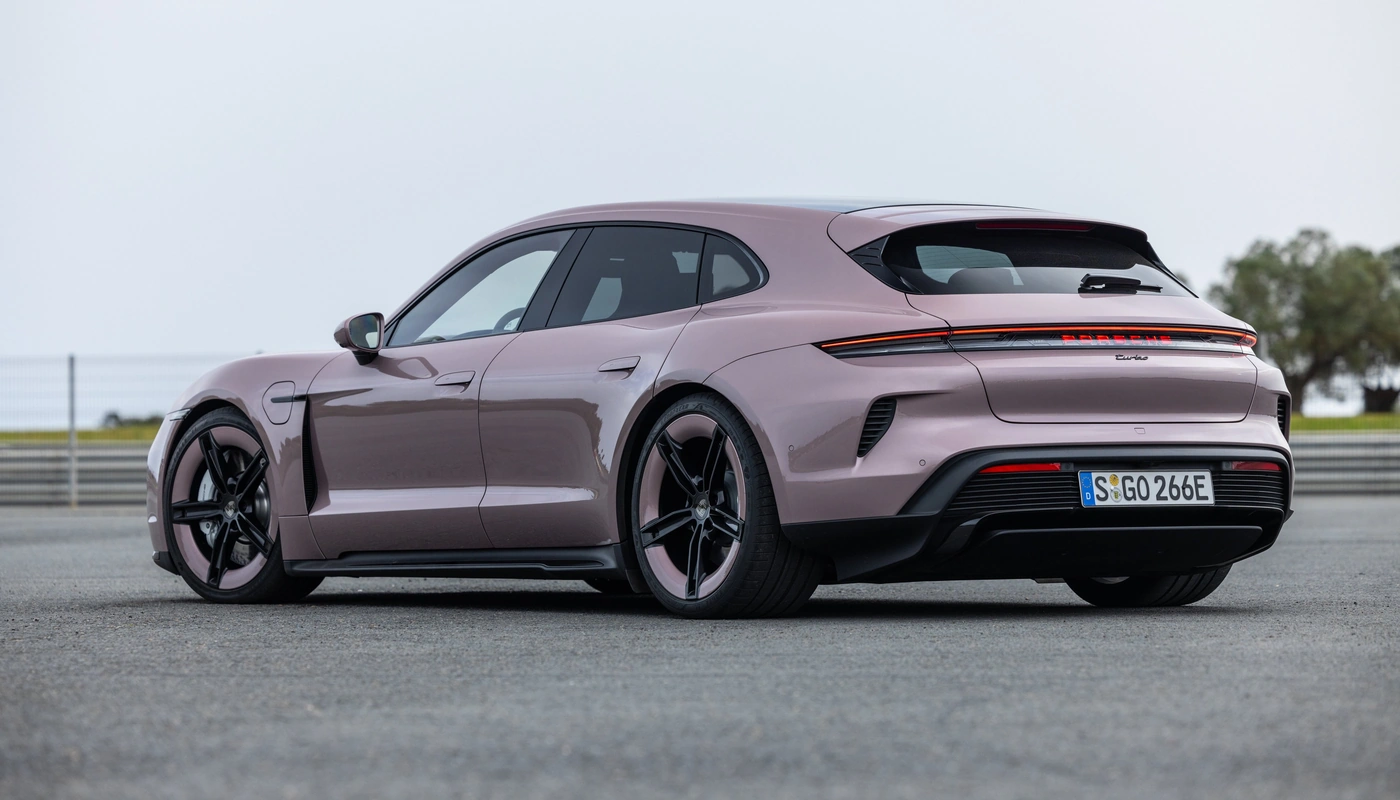 Porsche Taycan Sport Turismo - Contexto Entorno Real Contexto Aparcado Exterior Trasera Derecha