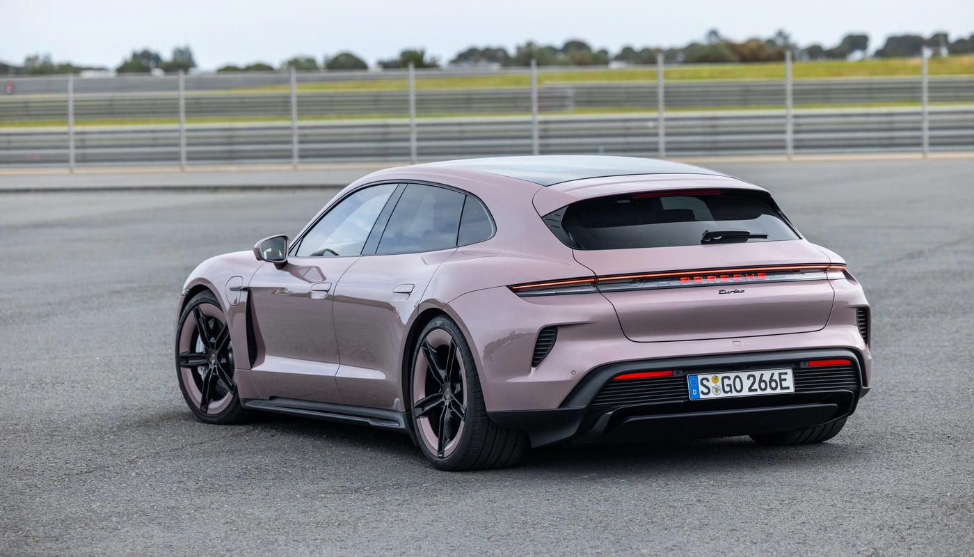Porsche Taycan Sport Turismo - Contexto Entorno Real Contexto Aparcado Exterior Trasera Derecha