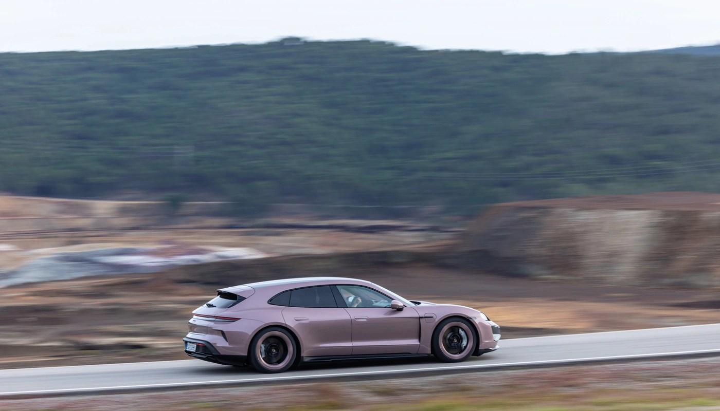 Porsche Taycan Sport Turismo - Contexto Entorno Real Contexto Conduciendo Exterior Lateral Derecha