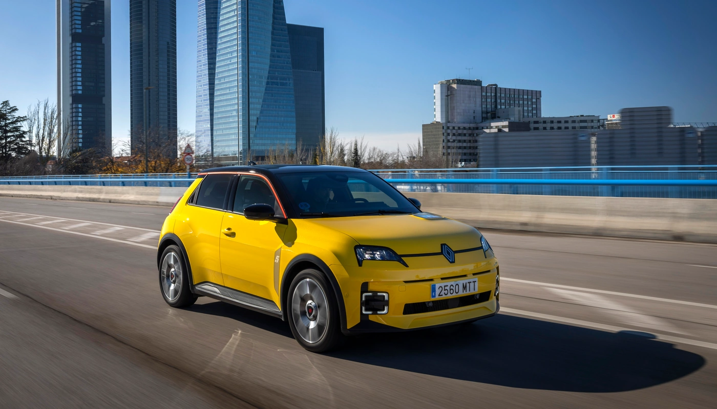 Renault 5 - Contexto Entorno Real Contexto Conduciendo Exterior Frontal Derecha