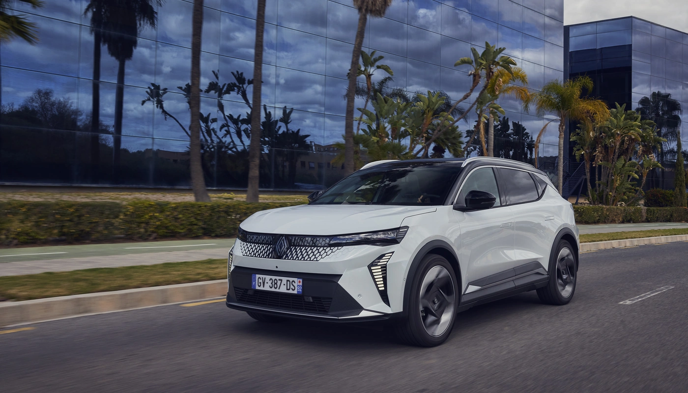 Renault Scenic - Contexto Entorno Real Contexto Conduciendo Exterior Frontal Izquierda