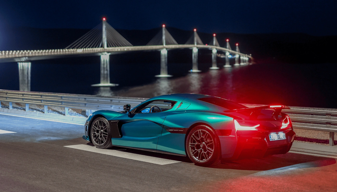 Rimac Nevera - Contexto Entorno Real Contexto Aparcado Exterior Trasera Derecha Exterior Lateral Izquierda