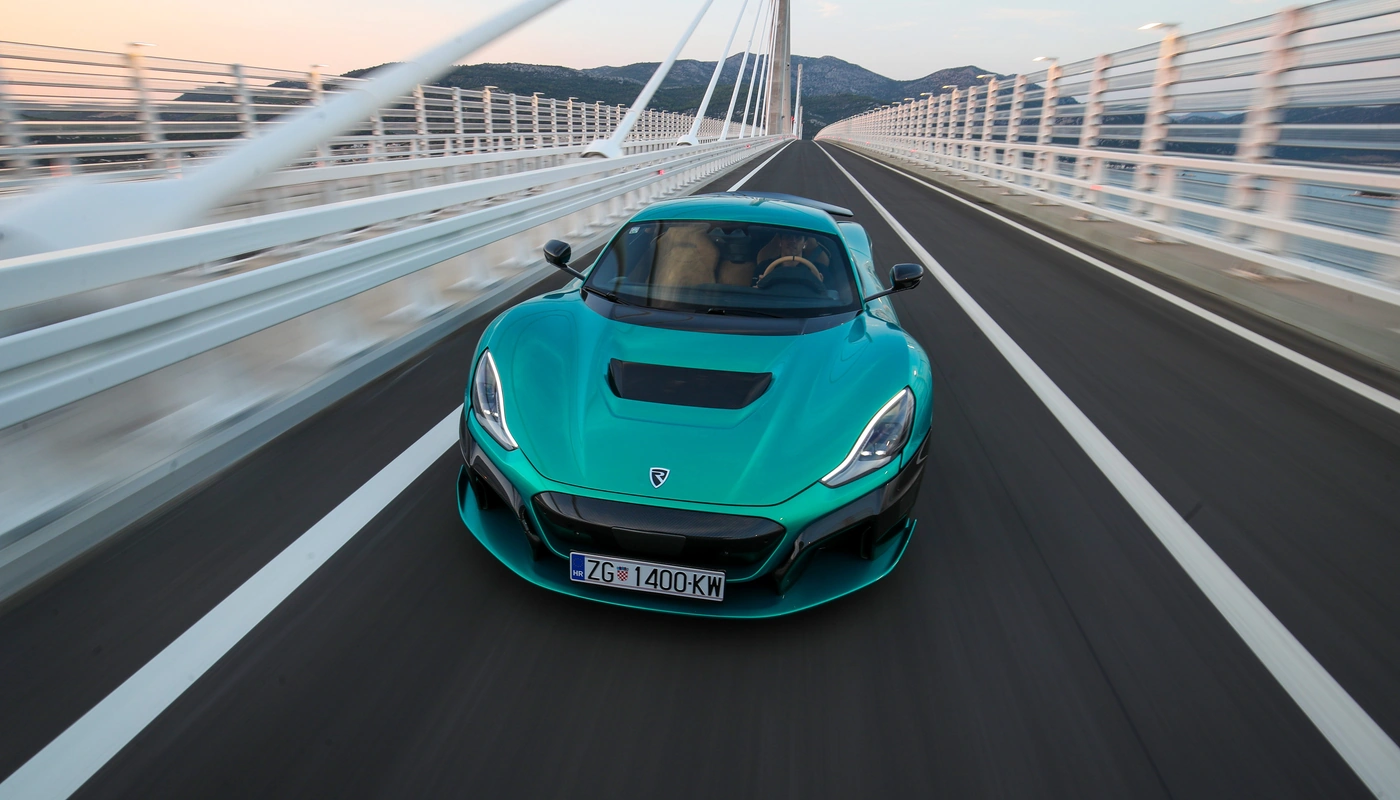 Rimac Nevera - Contexto Entorno Real Contexto Conduciendo Exterior Frontal