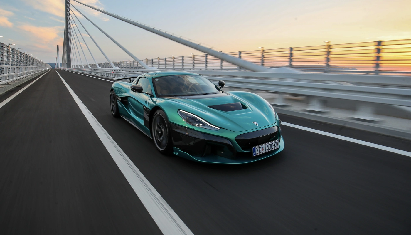 Rimac Nevera - Contexto Entorno Real Contexto Conduciendo Exterior Frontal Derecha