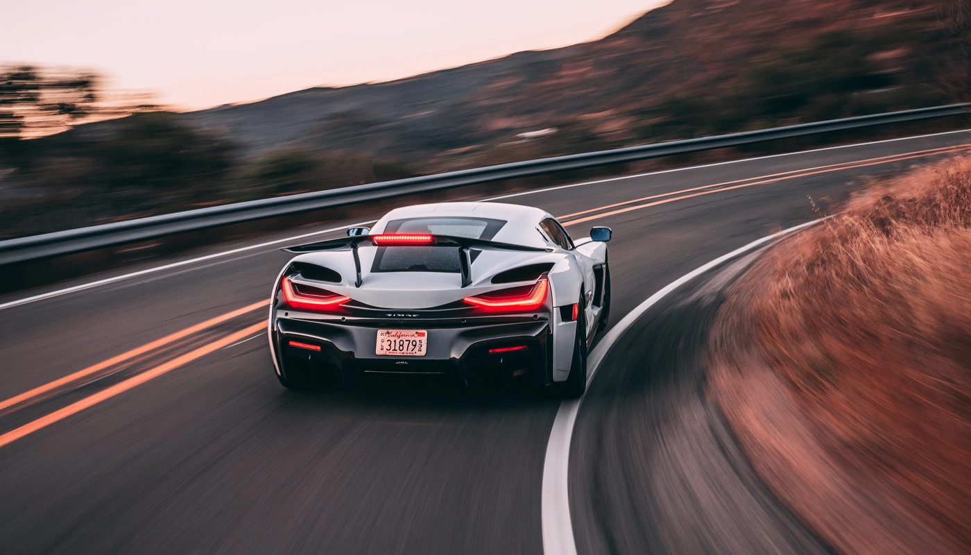 Rimac Nevera - Contexto Entorno Real Contexto Conduciendo Exterior Trasera