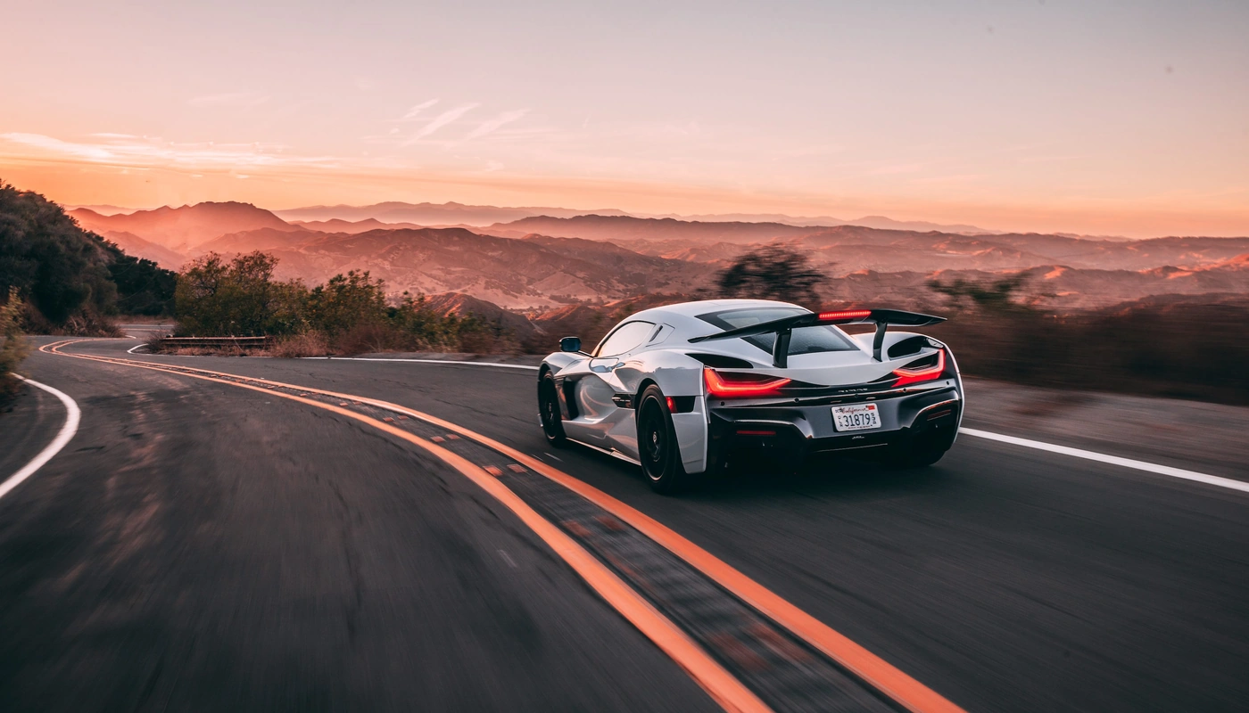 Rimac Nevera - Contexto Entorno Real Contexto Conduciendo Exterior Trasera