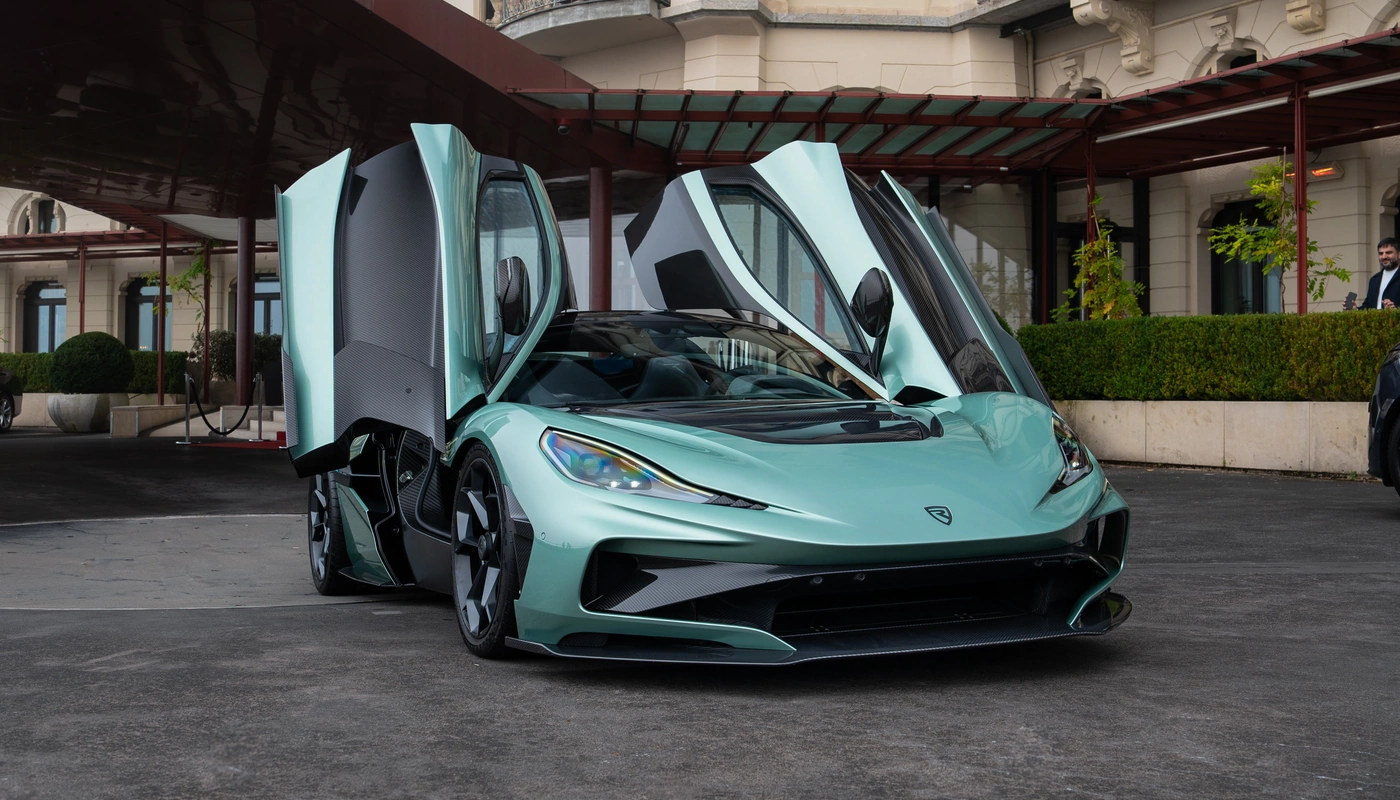 Rimac Nevera R - Contexto Entorno Real Contexto Aparcado Exterior Frontal Exterior Frontal Derecha Exterior Detalle