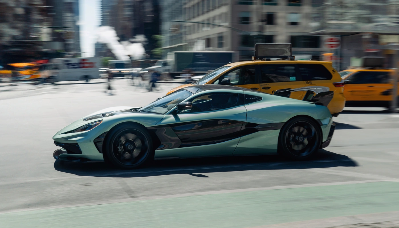 Rimac Nevera R - Contexto Entorno Real Contexto Conduciendo Exterior Lateral Izquierda