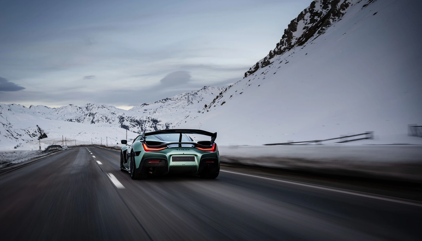 Rimac Nevera R - Contexto Entorno Real Contexto Conduciendo Exterior Trasera