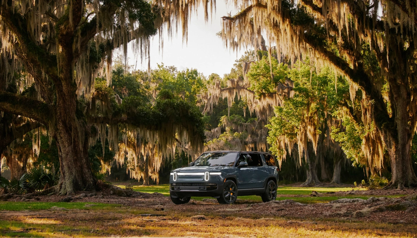 Rivian R1s - Contexto Entorno Real Contexto Aparcado Exterior Frontal Izquierda