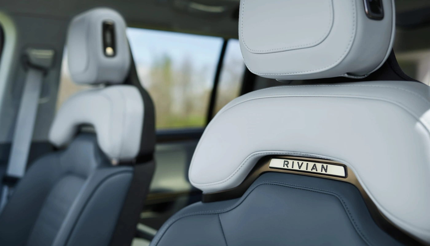 Rivian R1s - Interior Asientos Delanteros