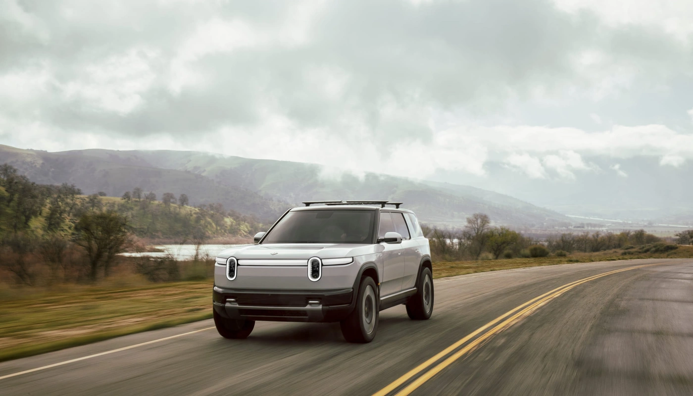 Rivian R2 - Contexto Entorno Real Contexto Conduciendo Exterior Frontal Izquierda