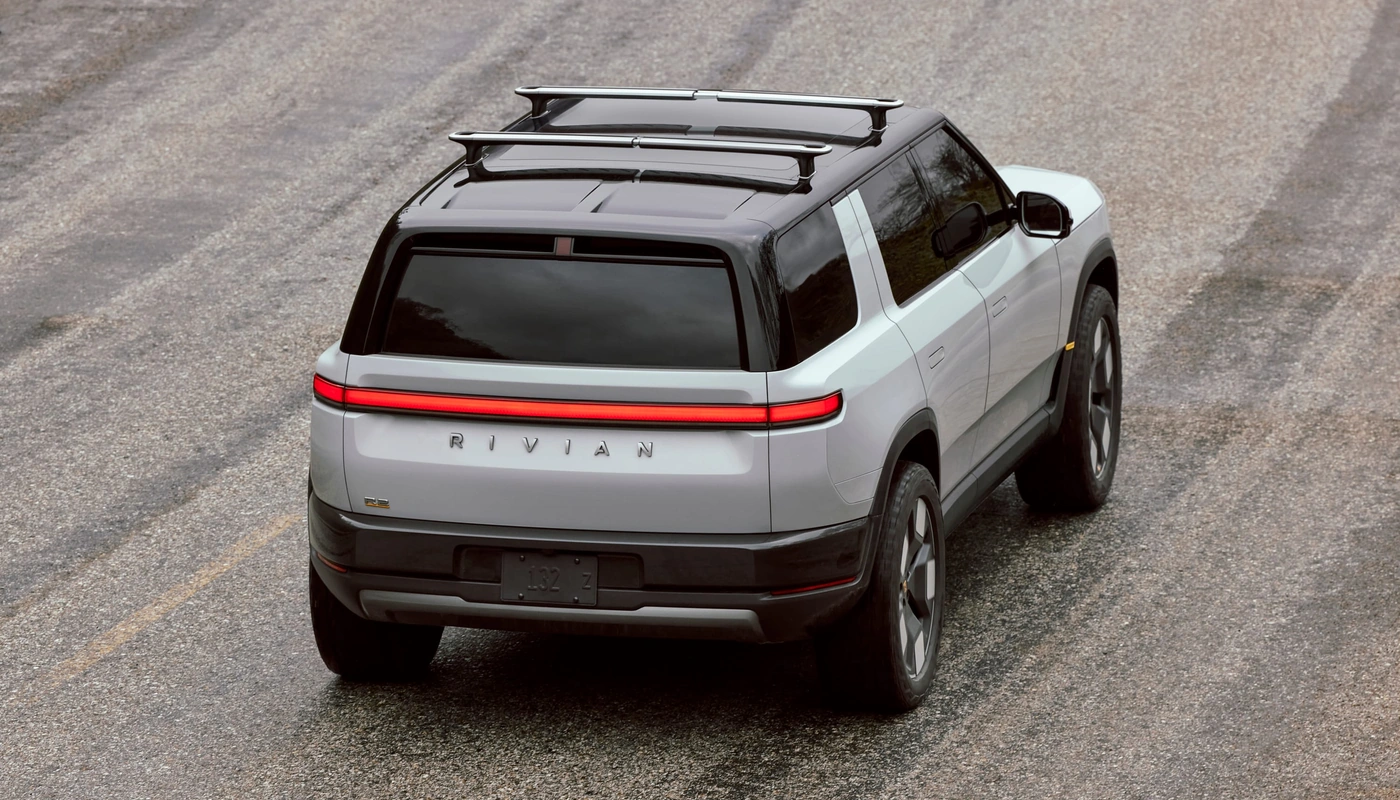 Rivian R2 - Contexto Entorno Real Contexto Conduciendo Exterior Trasera