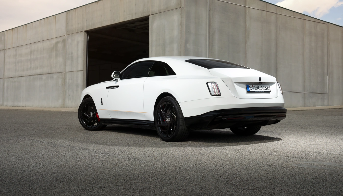 Rolls Royce Spectre - Contexto Entorno Real Contexto Aparcado Exterior Frontal Derecha Exterior Lateral Izquierda