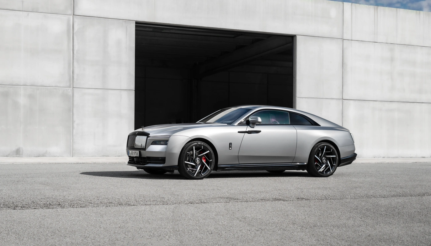 Rolls Royce Spectre - Contexto Entorno Real Contexto Aparcado Exterior Lateral Izquierda