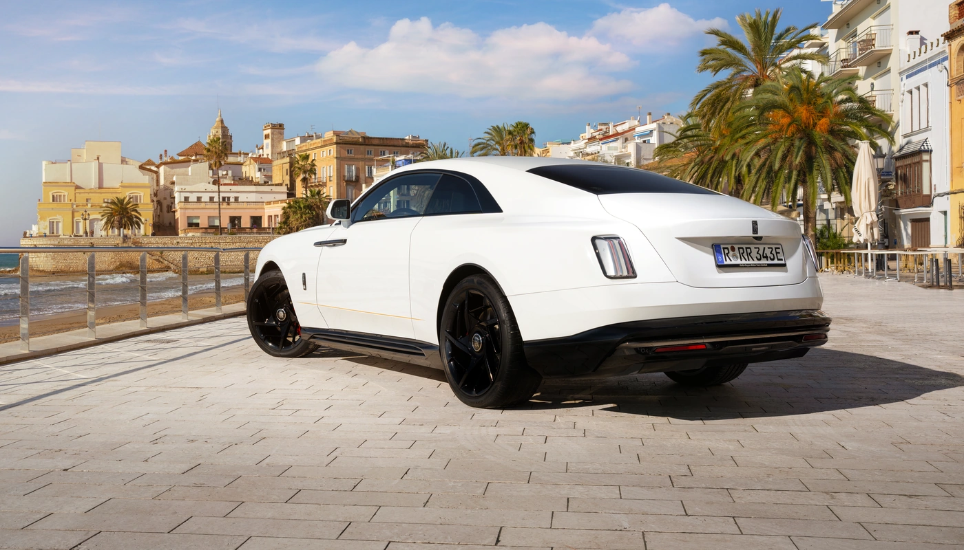 Rolls Royce Spectre - Contexto Entorno Real Contexto Aparcado Exterior Trasera Derecha Exterior Lateral Izquierda