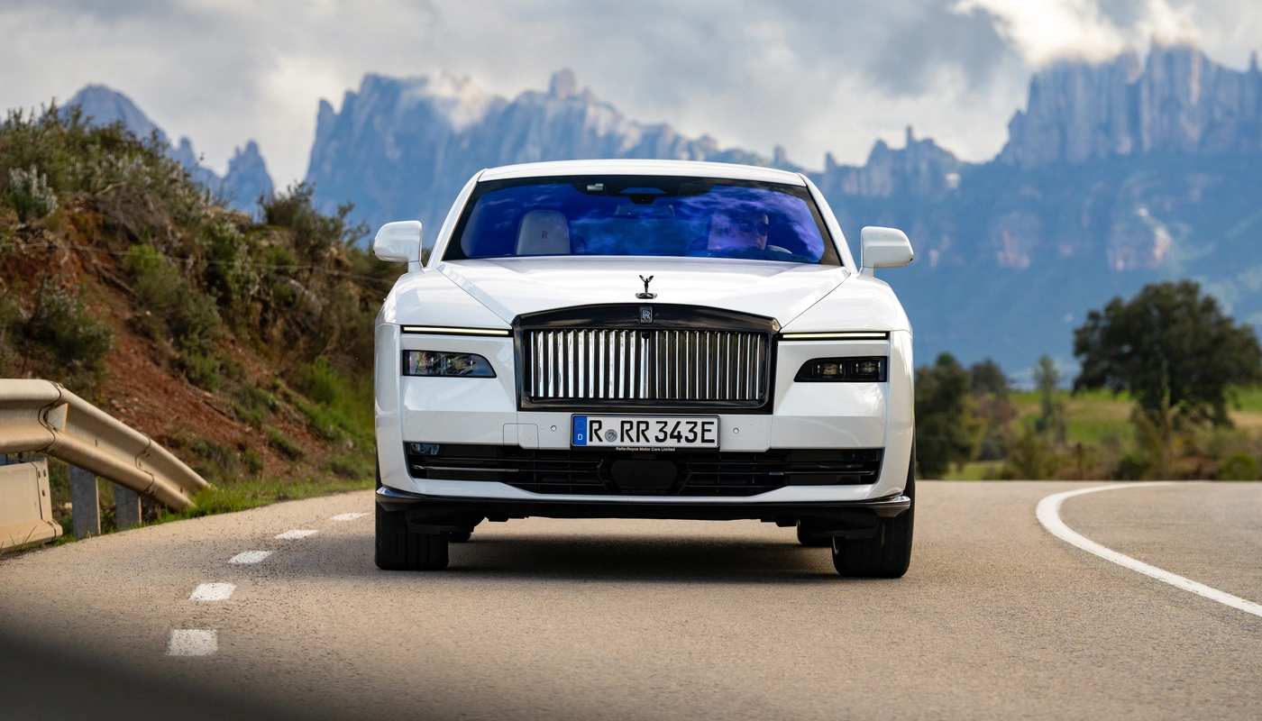Rolls Royce Spectre - Contexto Entorno Real Contexto Conduciendo Exterior Frontal