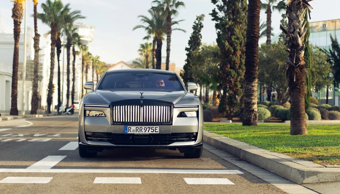 Rolls Royce Spectre - Contexto Entorno Real Contexto Conduciendo Exterior Frontal