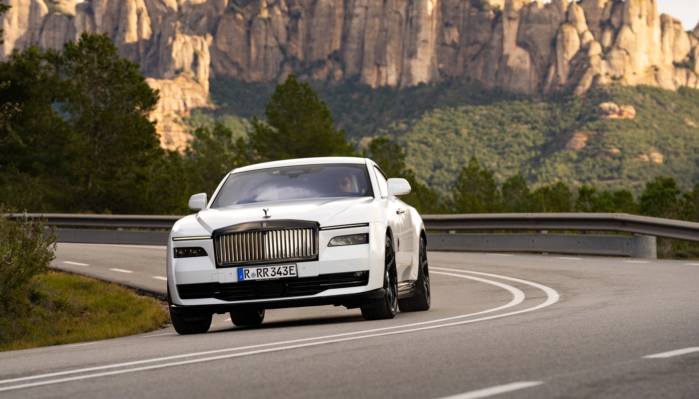 Rolls Royce Spectre - Contexto Entorno Real Contexto Conduciendo Exterior Frontal