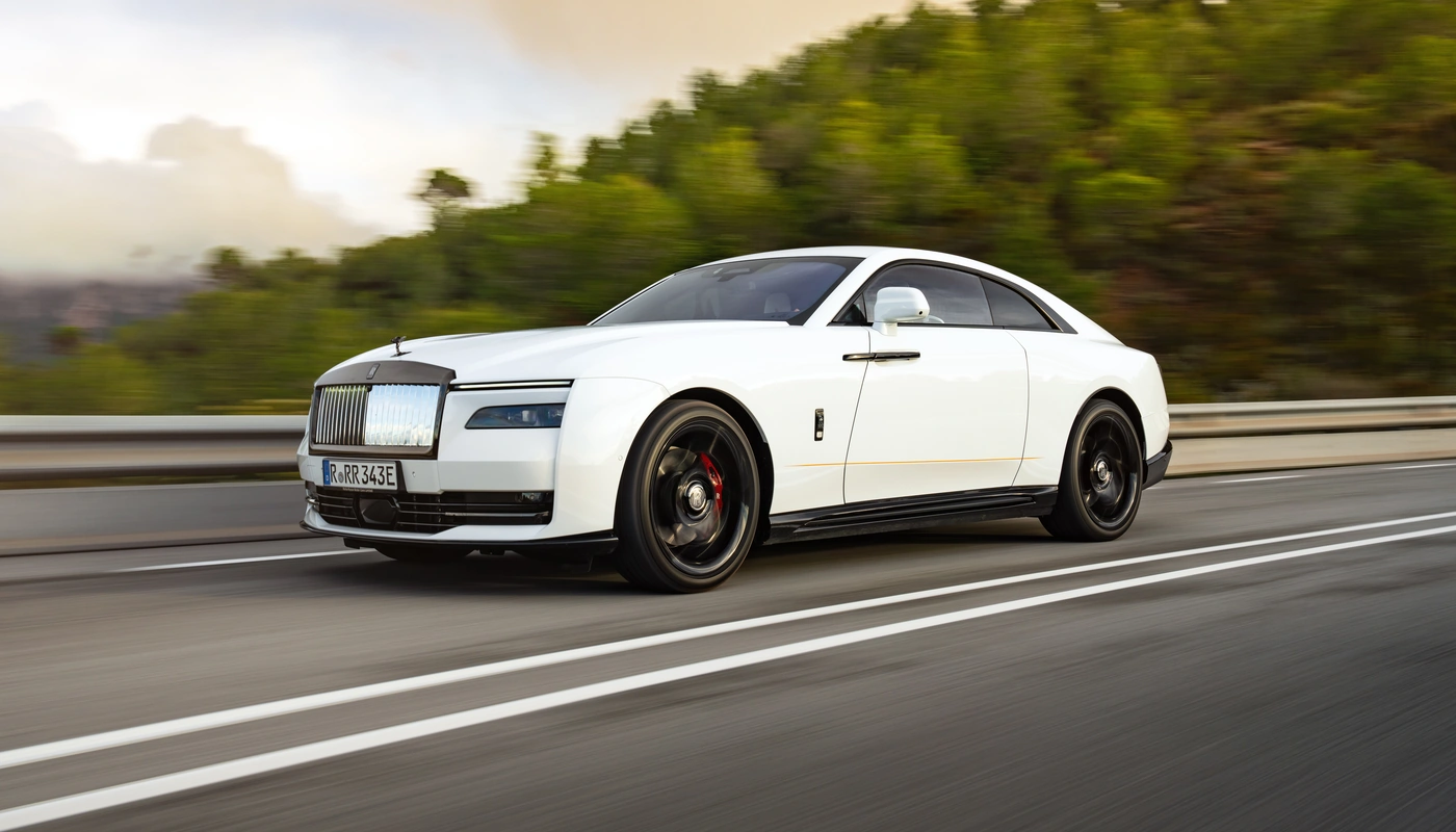 Rolls Royce Spectre - Contexto Entorno Real Contexto Conduciendo Exterior Frontal Izquierda