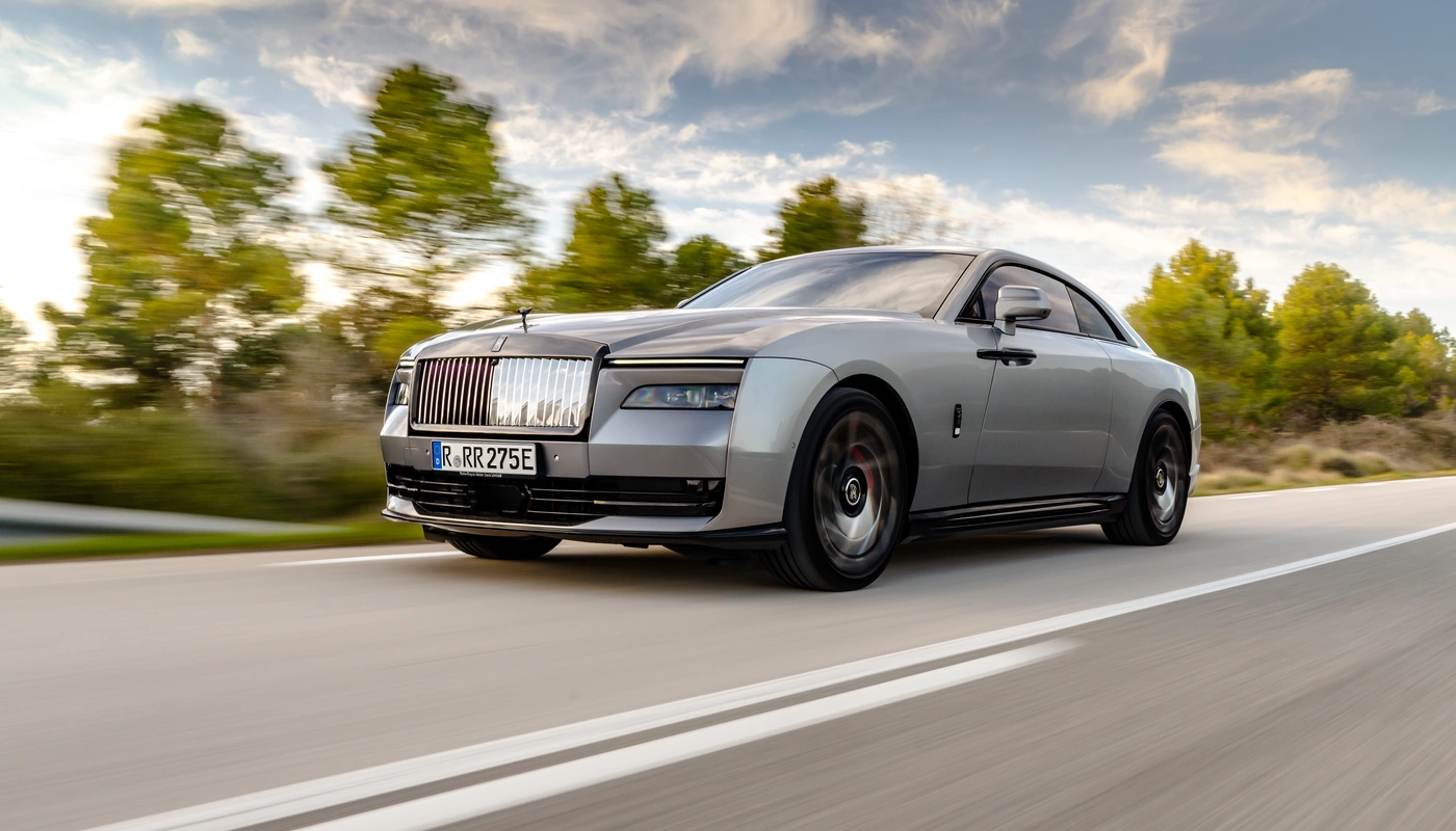 Rolls Royce Spectre - Contexto Entorno Real Contexto Conduciendo Exterior Frontal Izquierda