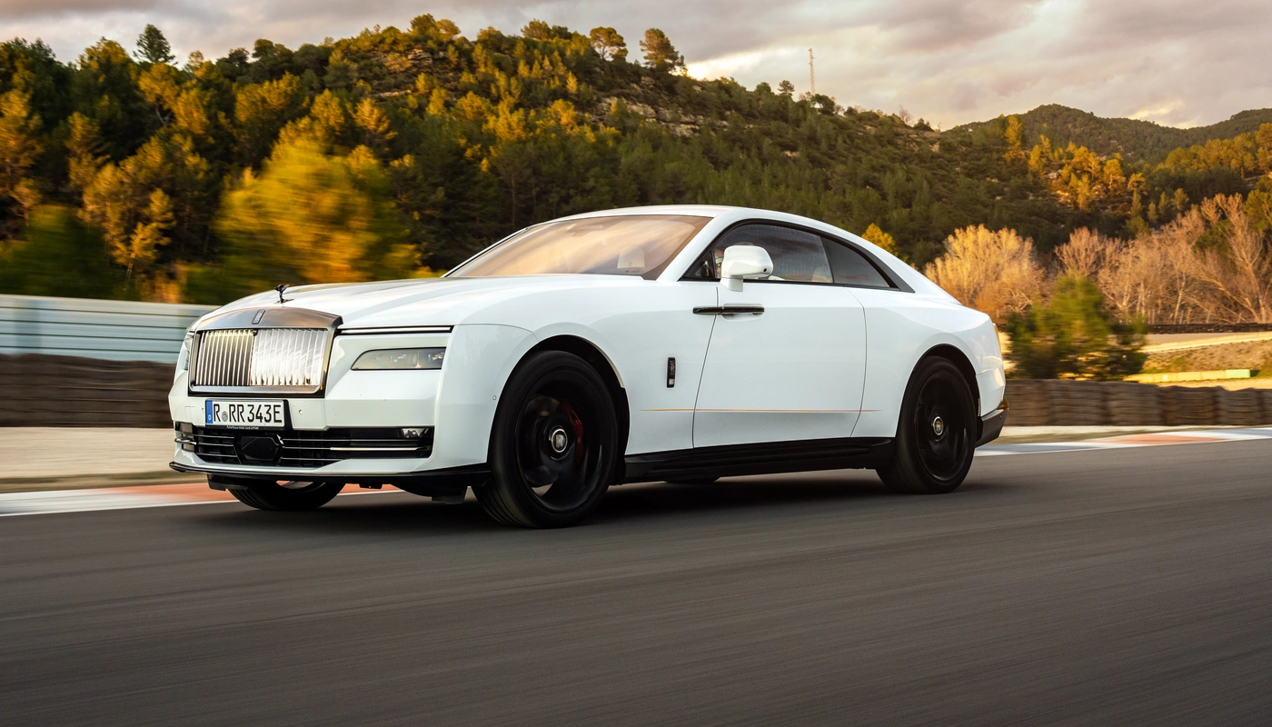 Rolls Royce Spectre - Contexto Entorno Real Contexto Conduciendo Exterior Frontal Izquierda Exterior Lateral Izquierda