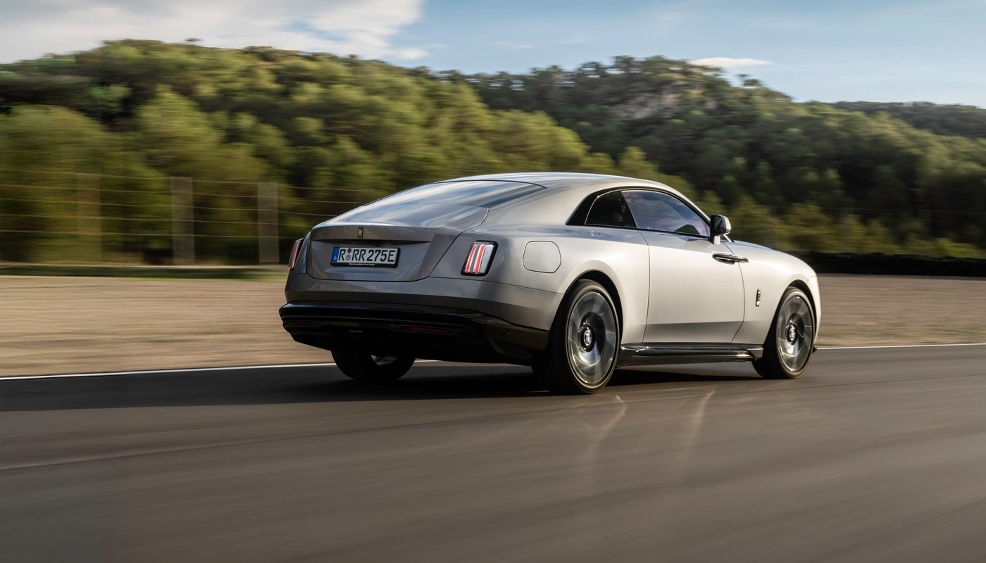 Rolls Royce Spectre - Contexto Entorno Real Contexto Conduciendo Exterior Trasera Izquierda Exterior Lateral Derecha