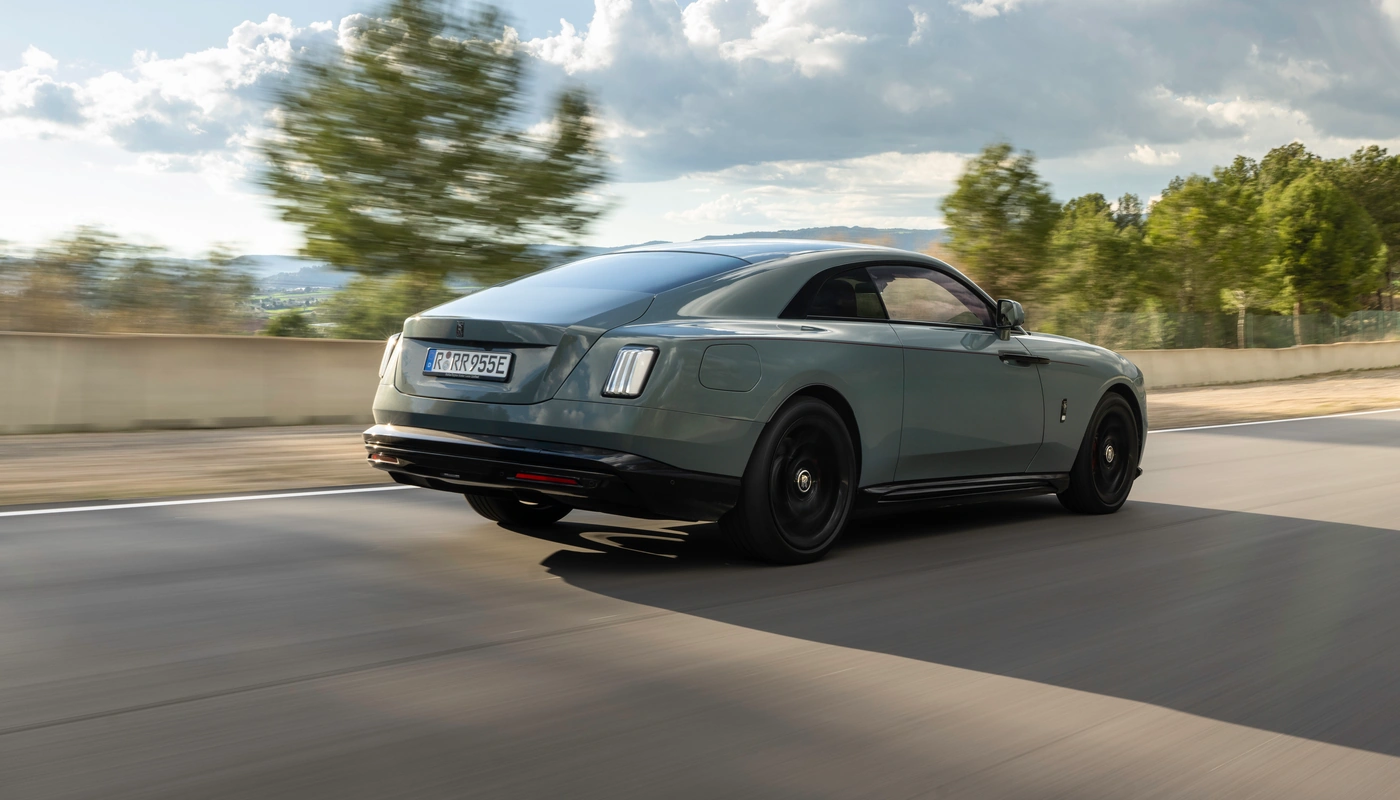 Rolls Royce Spectre - Contexto Entorno Real Contexto Conduciendo Exterior Trasera Izquierda Exterior Lateral Derecha