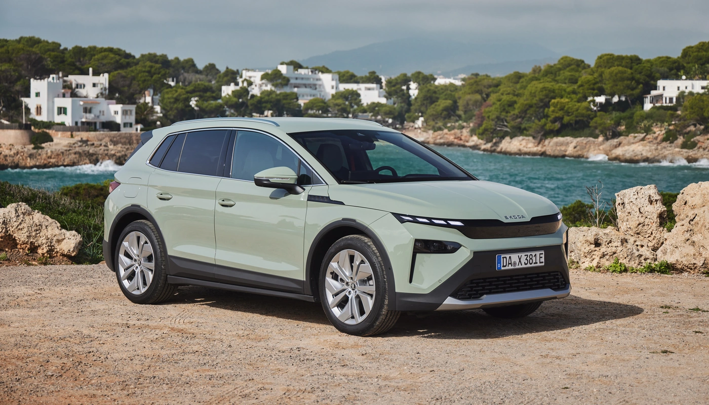 Skoda Elroq - Contexto Entorno Real Contexto Aparcado Exterior Frontal Derecha Exterior Lateral Derecha